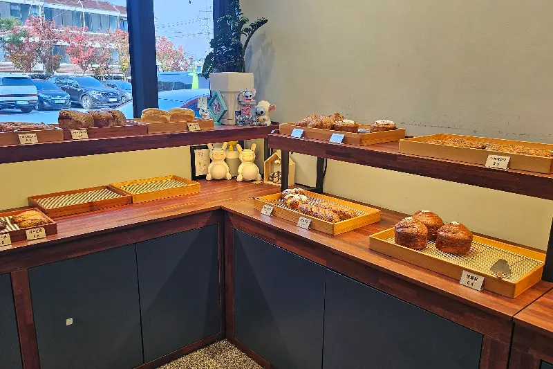 다양한 빵이 진열된 모습