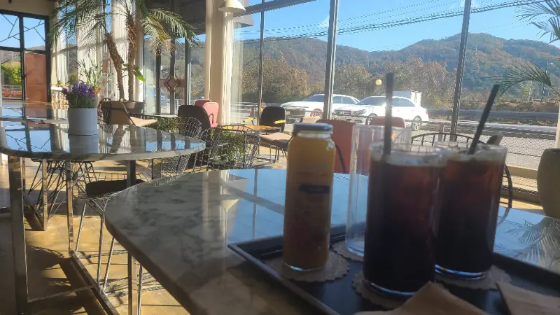카페 내부 테이블