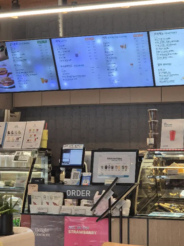 메뉴를 고르는 사람들