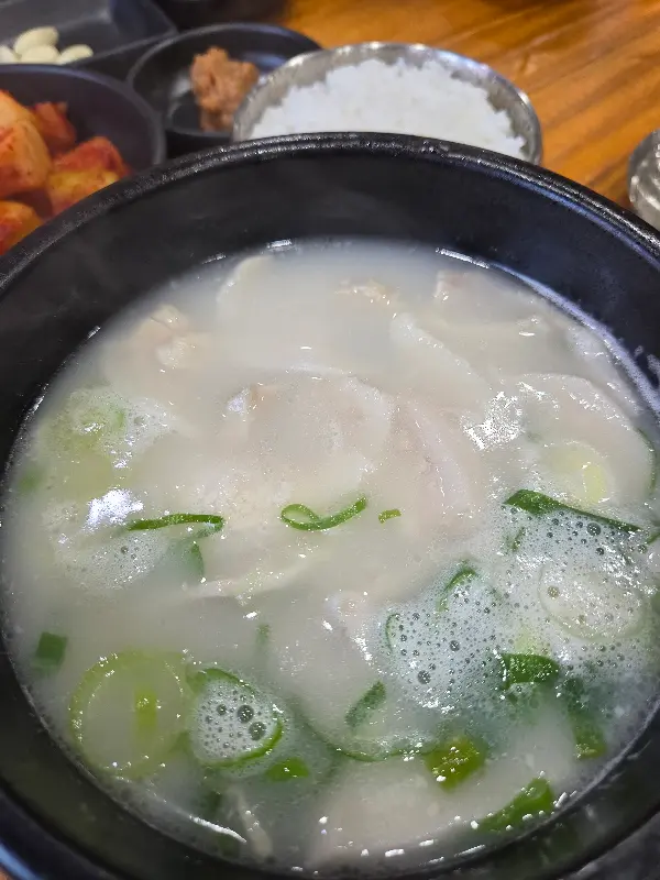 깊고 진한 돼지국밥