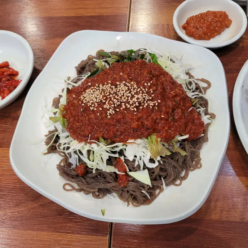 매콤한 막국수