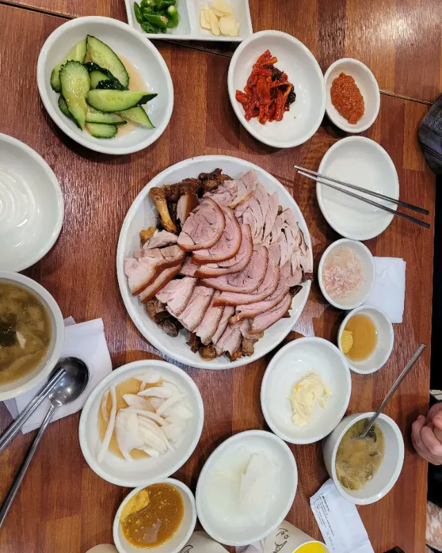 푸짐한 족발 한 상