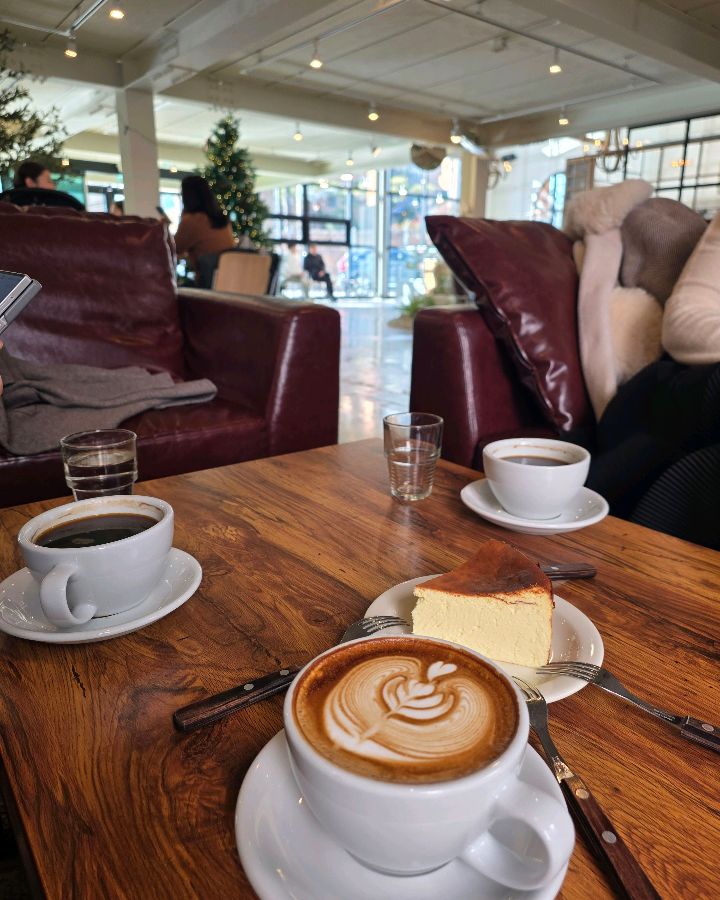 따뜻한 분위기의 브렉키 내부