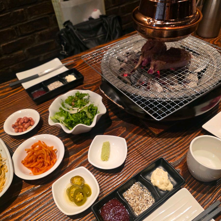 숯불 위에서 익어가는 양갈비