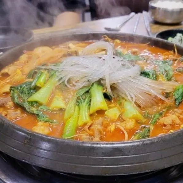 푸짐한 양을 자랑하는 낙곱새전골