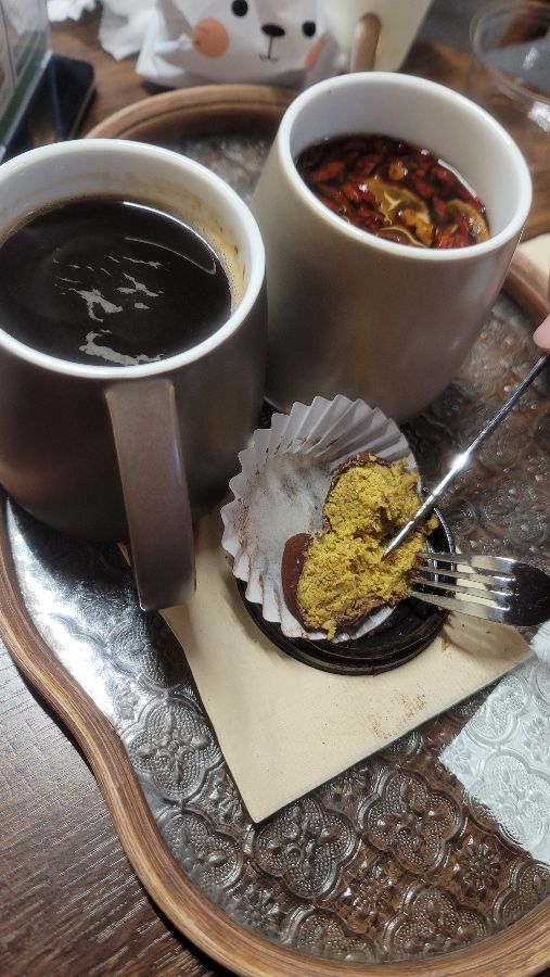 커피와 두바이 초코볼