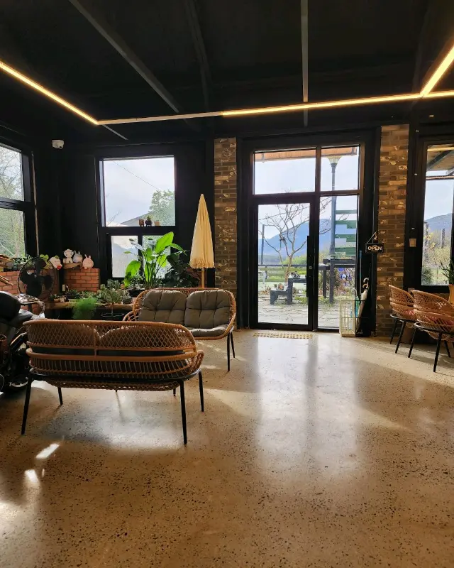 넓고 깔끔한 카페 내부 전경