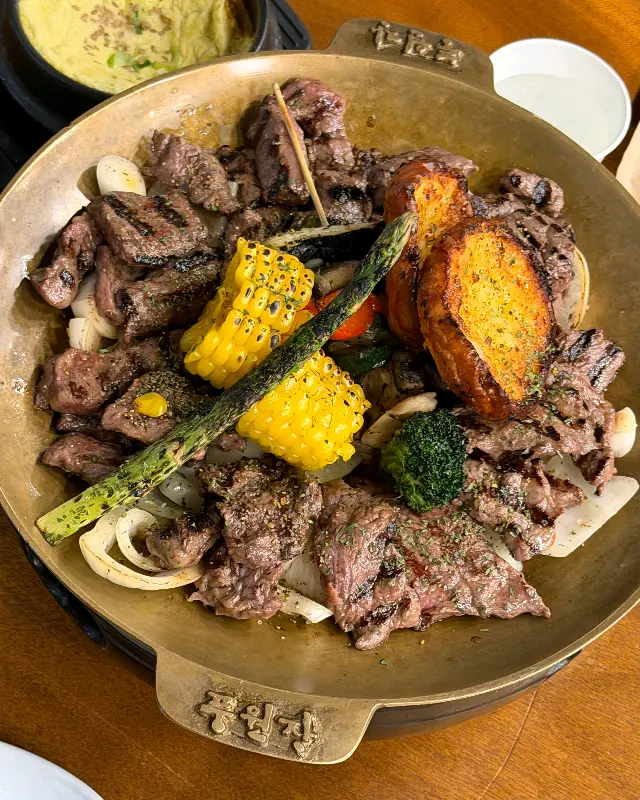 구운 야채와 함께 제공되는 모듬 스테이크