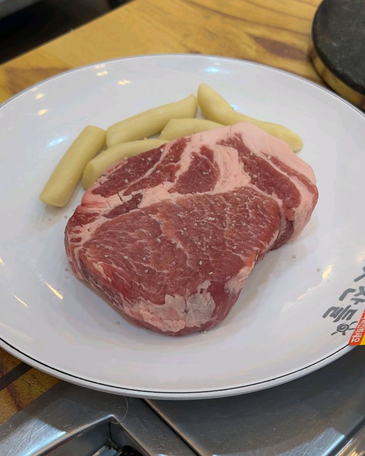 맛찬들 왕소금구이 과천점의 고기