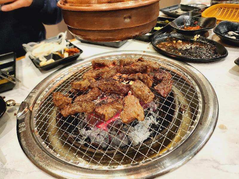 숯불 위에서 익어가는 LA갈비