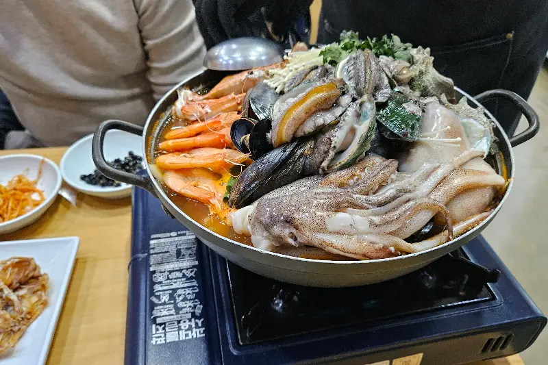 해산물이 가득 들어간 해물탕