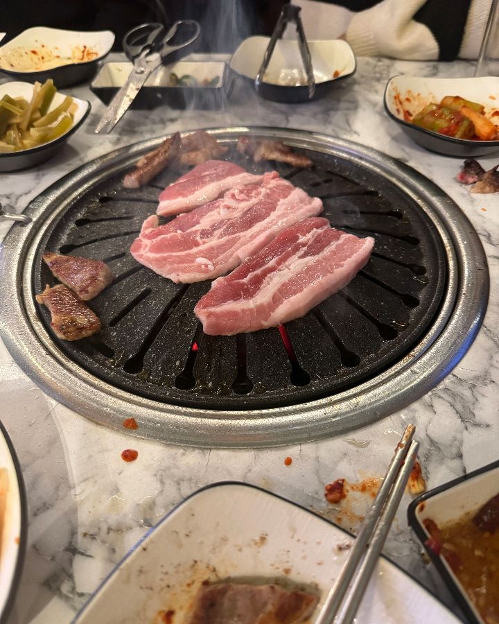 숯불 위에서 노릇하게 익어가는 삼겹살