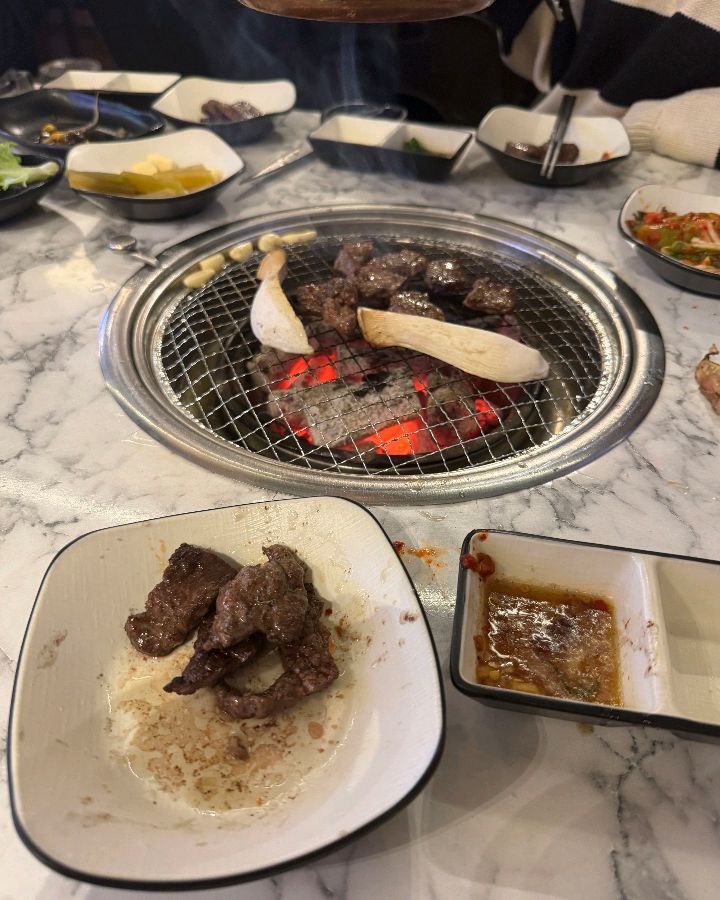 숯불 위에서 구워지는 갈비살과 버섯