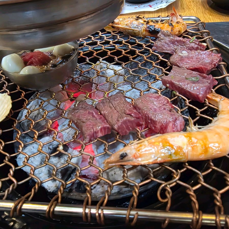 숯불 위에서 익어가는 한우와 새우