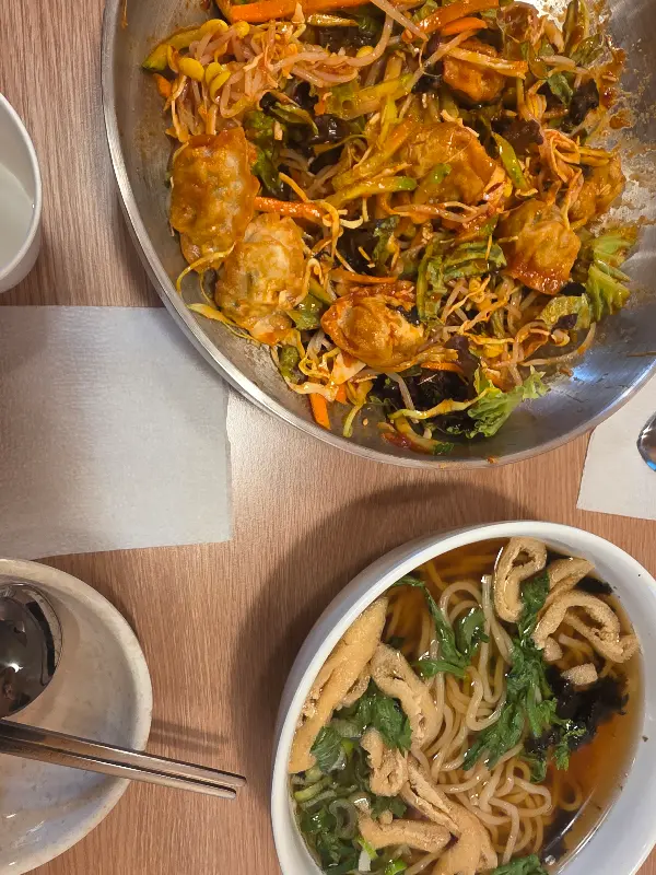 우동과 비빔만두