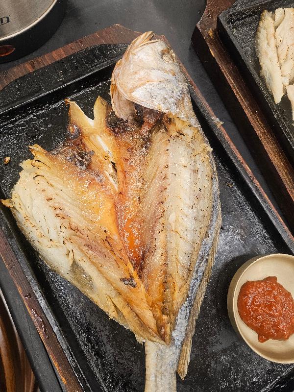 돌판 위에 구워져 나오는 노릇한 생선구이
