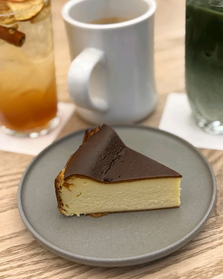 히떼 로스터리의 바스크 치즈 케이크