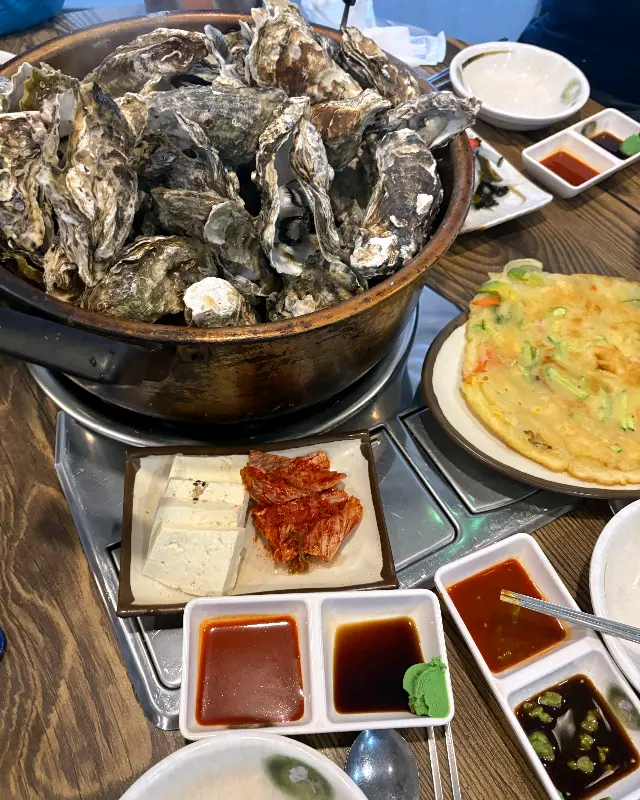 푸짐한 굴찜 한 상 차림