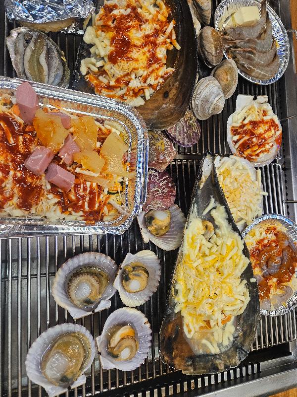 다양한 치즈가 올려진 조개구이