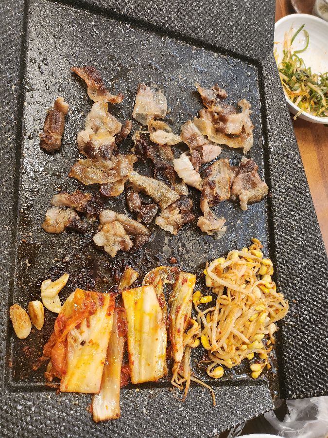 불판 위에서 맛있게 구워진 고기