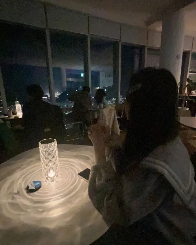 카페 내부 테이블 조명