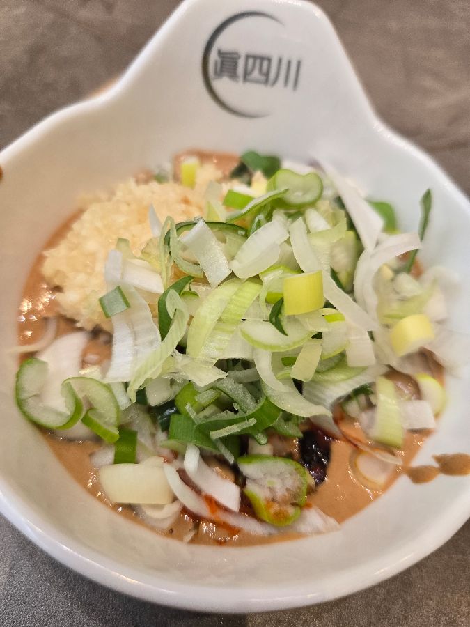 다진 파와 소스가 어우러진 모습