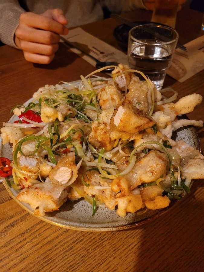 윤기가 흐르는 갈비 한 판과 신선한 파채의 조화