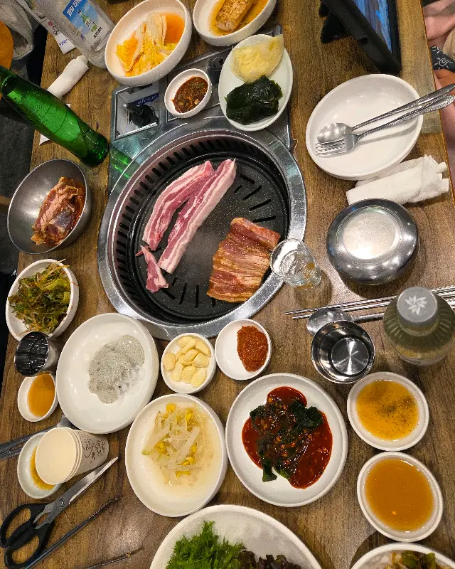 다양한 밑반찬들이 테이블을 가득 채우고 있는 모습