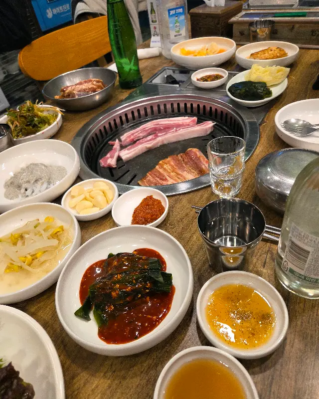 테이블 전체를 담은 사진, 다양한 음식과 음료가 보인다.