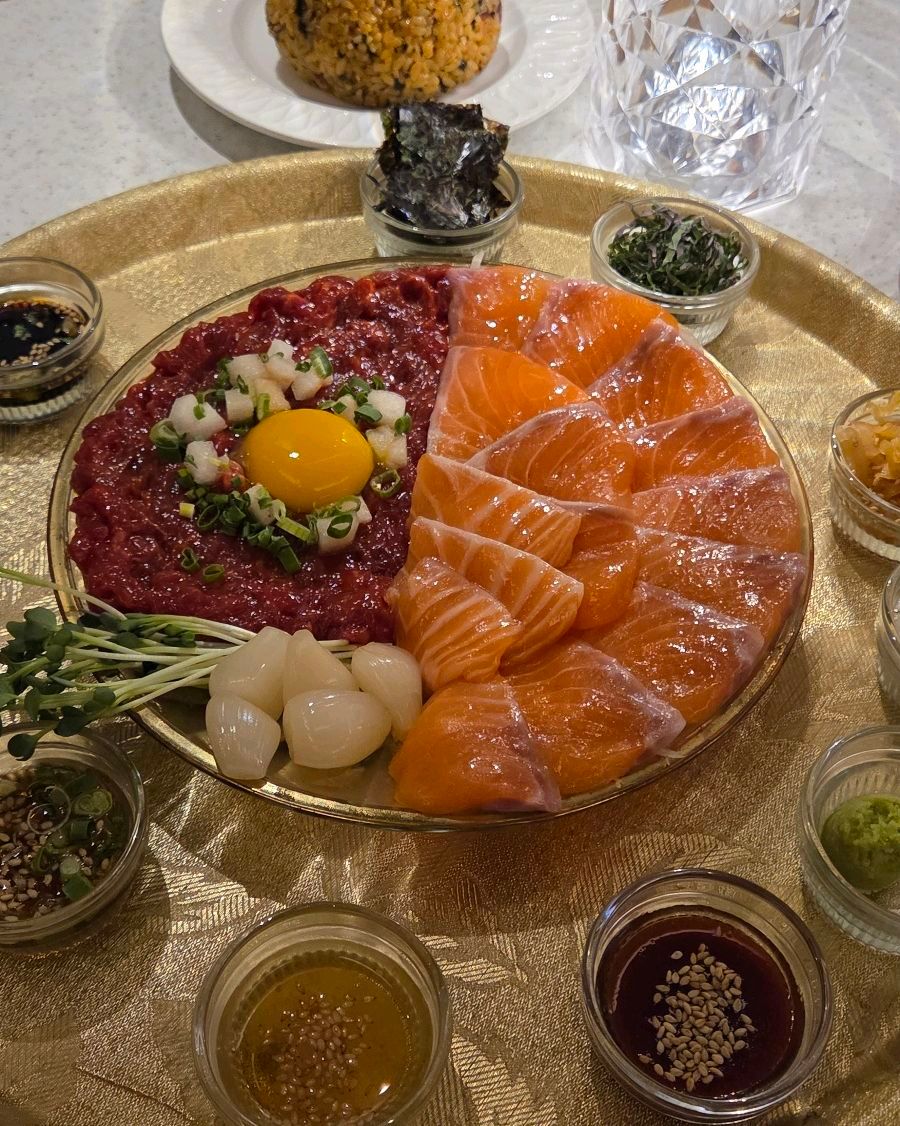 육회와 연어의 조화