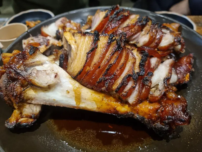 윤기가 흐르는 화덕 족발의 자태