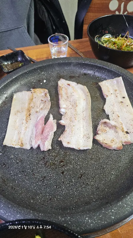 돌판에 구워지는 삼겹살