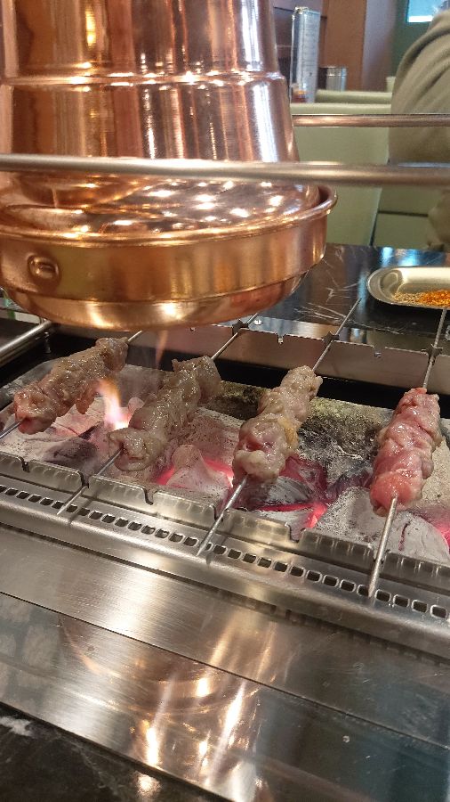 숯불 위에서 노릇하게 익어가는 양꼬치