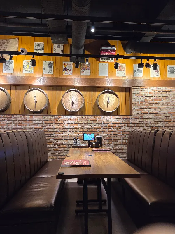 스모크타운 이태원점의 넓고 쾌적한 실내