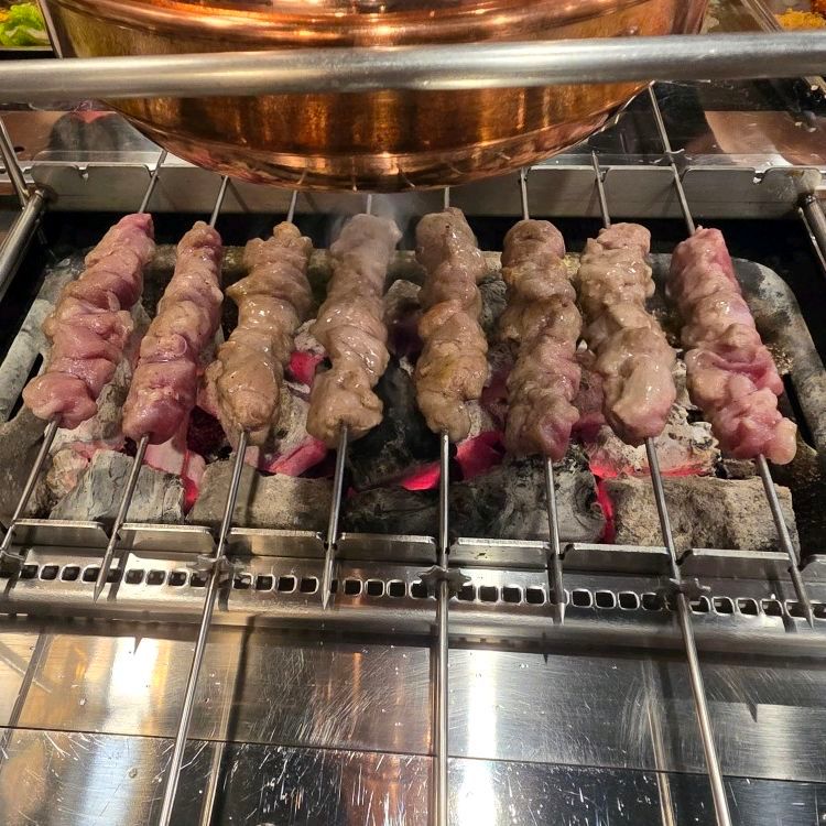 숯불 위에서 익어가는 양꼬치