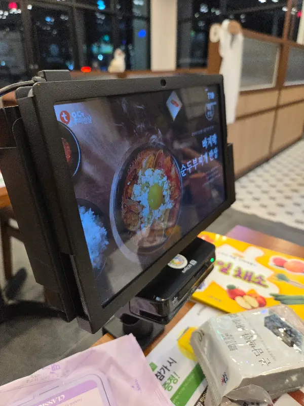 테이블마다 설치된 주문용 태블릿