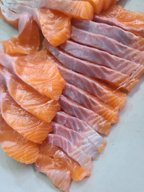 싱싱한 송어회의 클로즈업