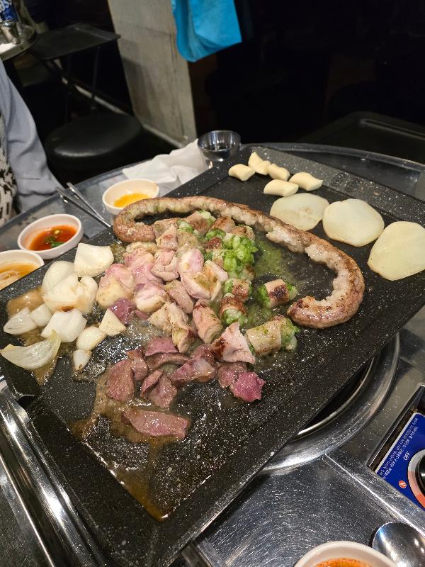 불판 위에서 곱창, 대창, 막창이 맛있게 익어가는 모습