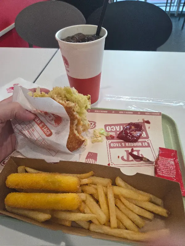 BT버거앤타코의 햄버거, 감자튀김, 치즈스틱, 음료 세트