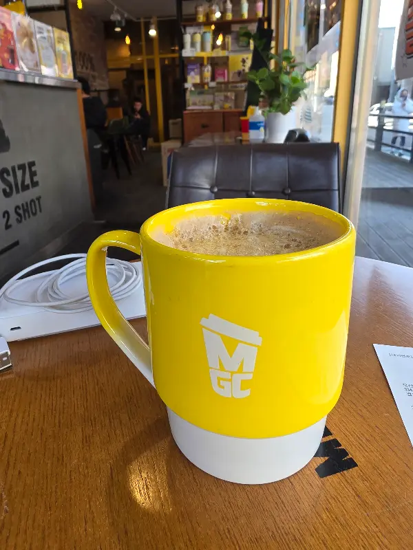 노란색 머그컵에 담긴 라떼