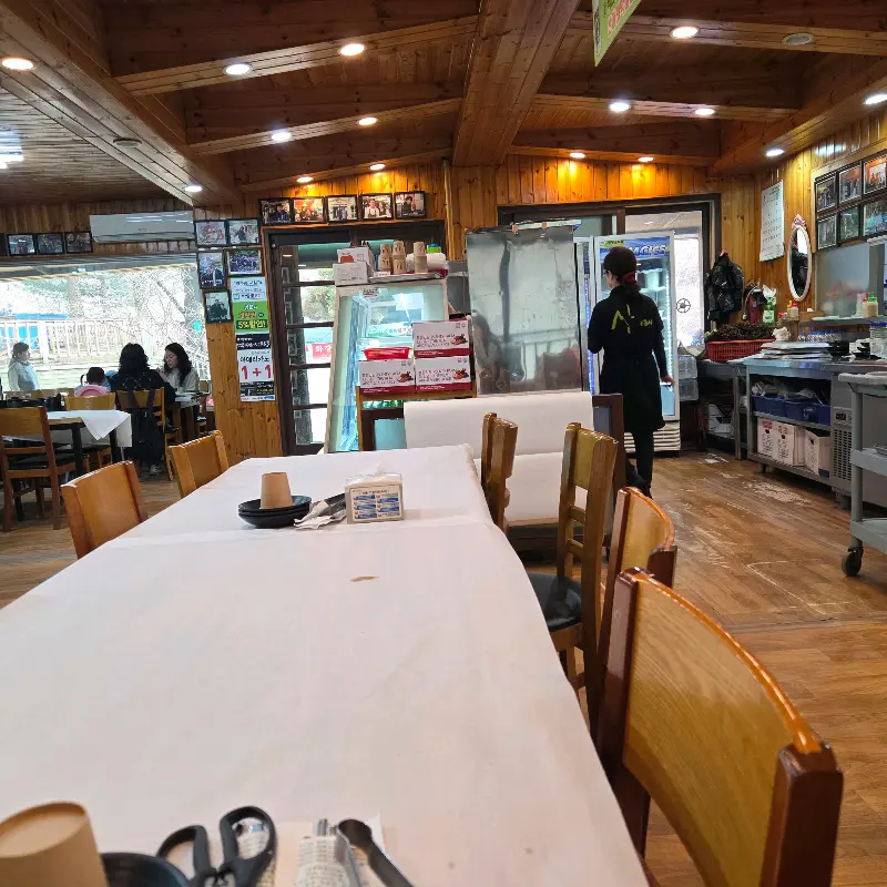 넓고 테이블 간 간격이 넓어 편안한 식사가 가능한 식당 내부