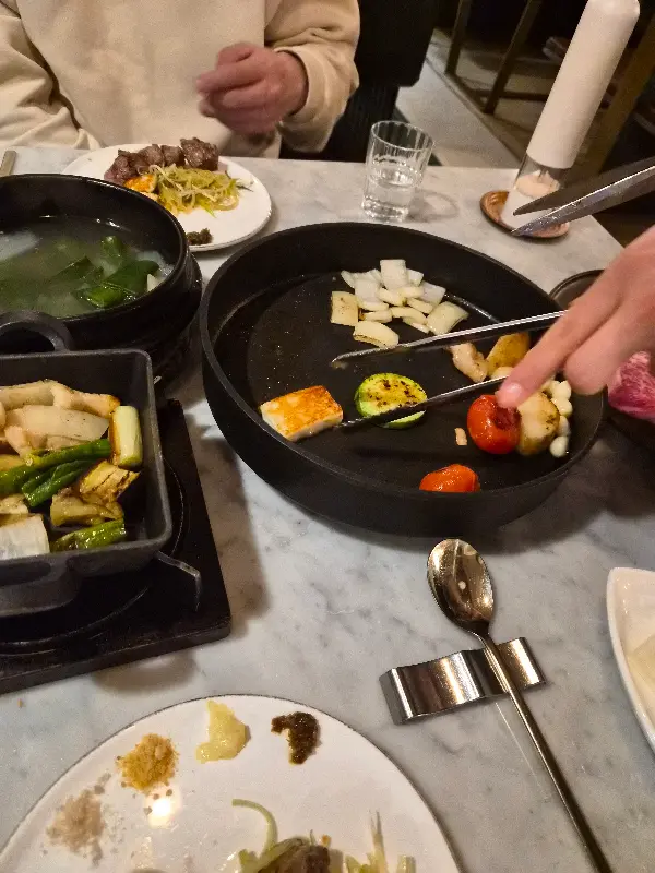 전문가의 손길로 구워지는 한우와 가니쉬