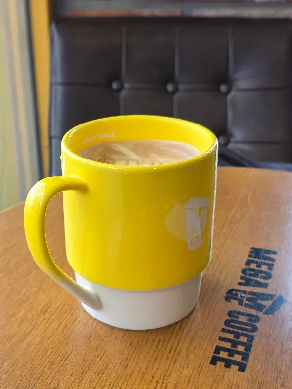 테이블 위에 놓인 노란색 머그컵