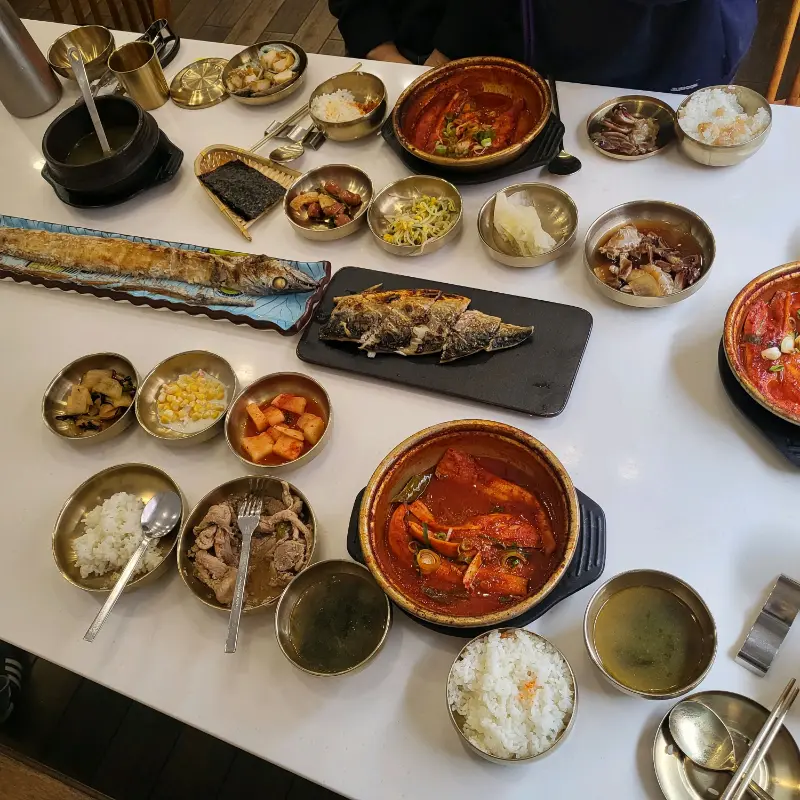 푸짐한 상차림 전체 샷