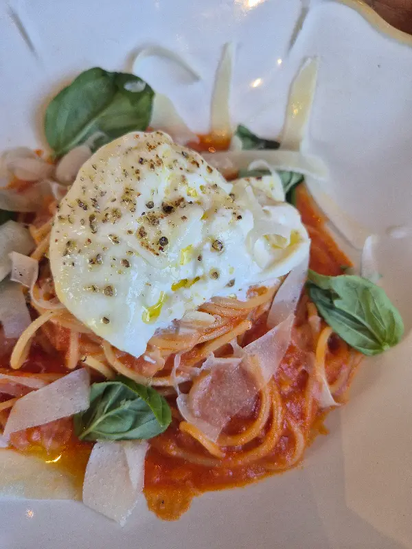 부라타 치즈가 올라간 파스타