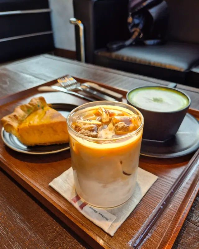 디저트와 음료가 놓인 테이블