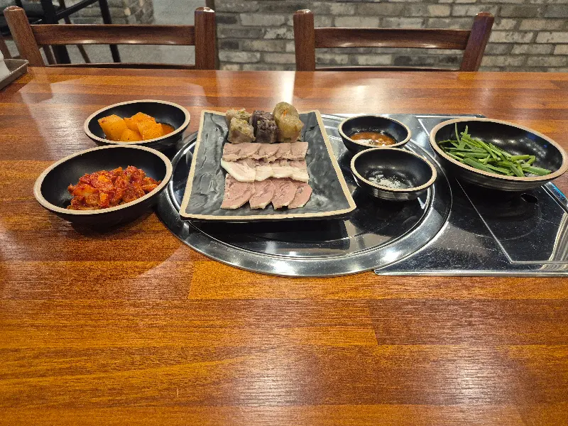 수육 정식 상차림
