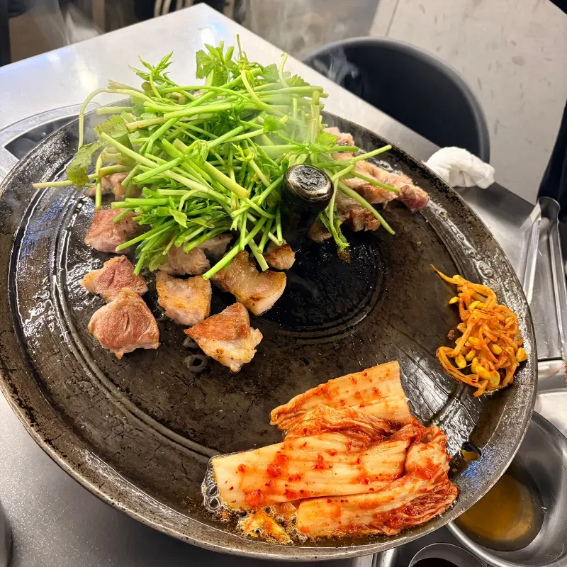 고기, 김치, 콩나물 한 번에 굽기