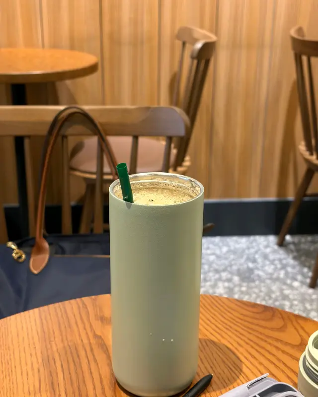 테이블 위에 놓인 음료