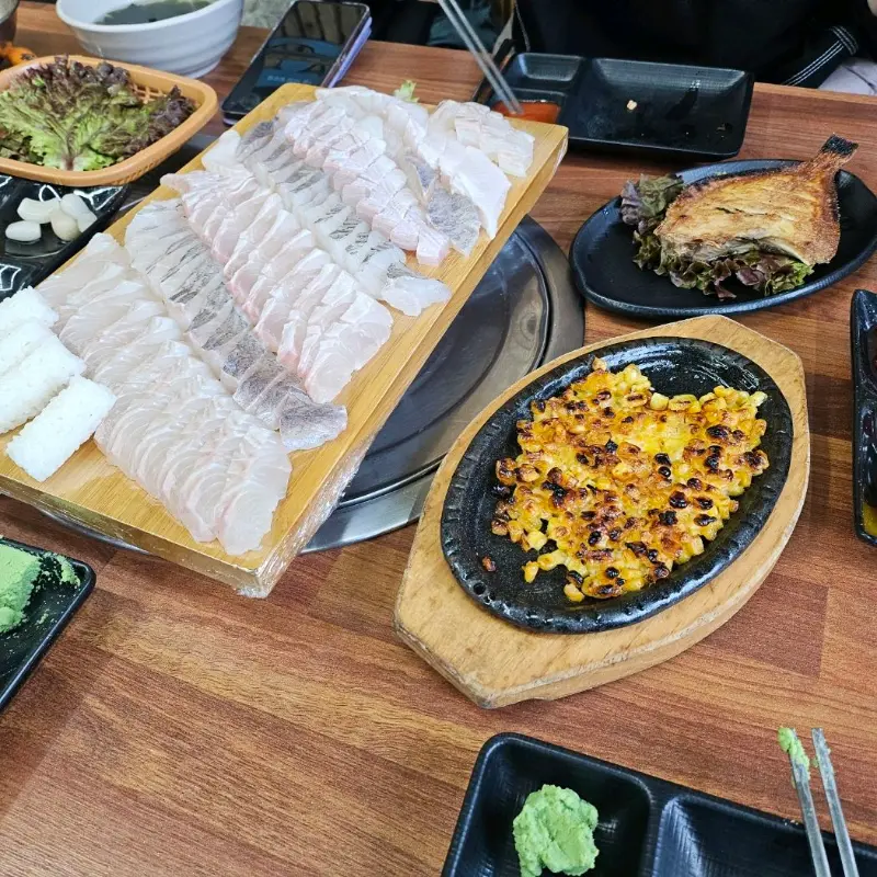 푸짐한 스끼다시와 함께 즐기는 사랑해사랑회의 회 한 상